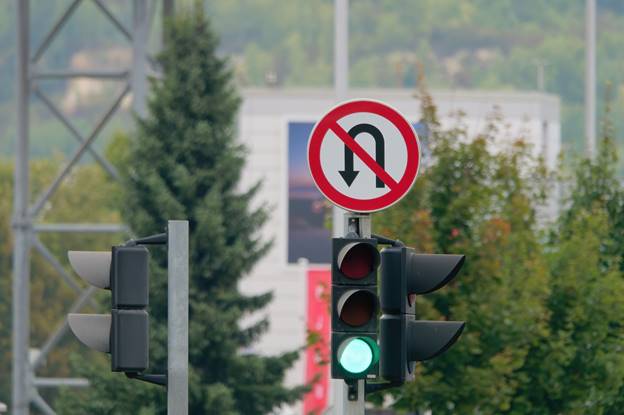 A traffic light and a sign

AI-generated content may be incorrect.